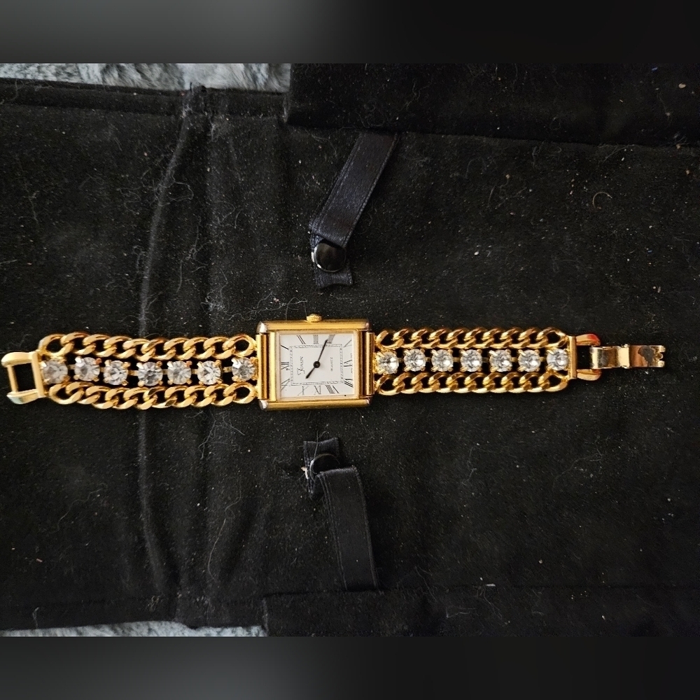Beautiful Vintage Forem womens watch with Simulated Diamonds and gold strap